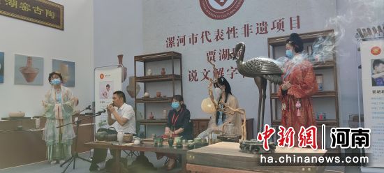 图为丰收节现场推出的传统文化展示展演 王宇 摄