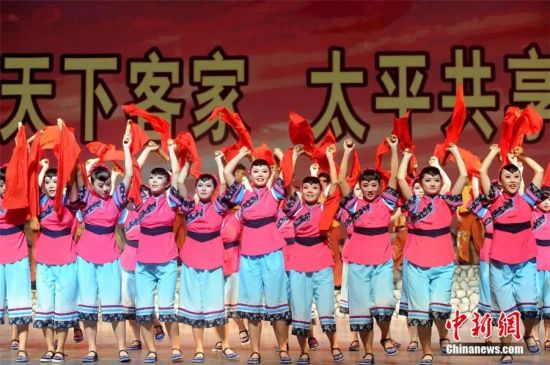 2020年9月，原生态客家风情歌舞集《土楼神韵》在福建省永定客家博览园演艺中心上演。张金川 摄