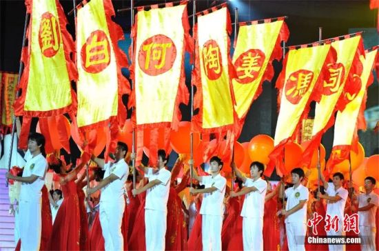 2012年11月，世界客属第25届恳亲大会在福建三明举行，开幕式上展示客家姓氏。王东明 摄
