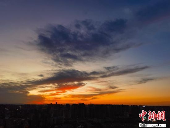 随着时间推移，郑州天空晚霞呈现瑰丽色彩。　王冬冬 摄