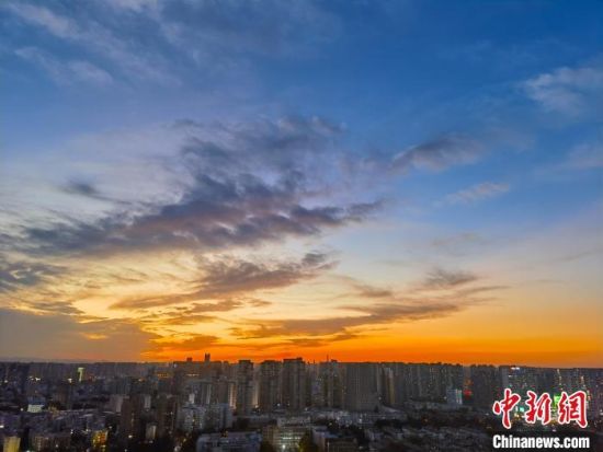 　郑州夕阳、云层、蓝天同框，犹如巨幅油画。　王冬冬 摄