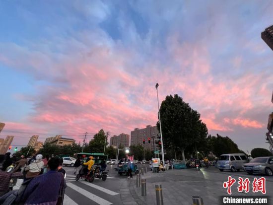傍晚郑州天空现美丽晚霞。　韩章云 摄