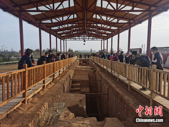 　图为民众在河南三门峡市仰韶遗址第二次考古发掘现场参观。(资料图) 中新社记者 刘鹏 摄