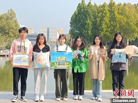 图为大学生“创客”和他们的文创产品。　刘晨 　摄