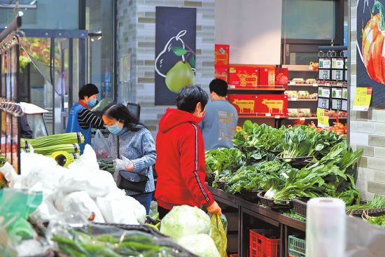 11月2日，市民在郑州市郑东新区一超市内购物。(记者 聂冬晗 摄)