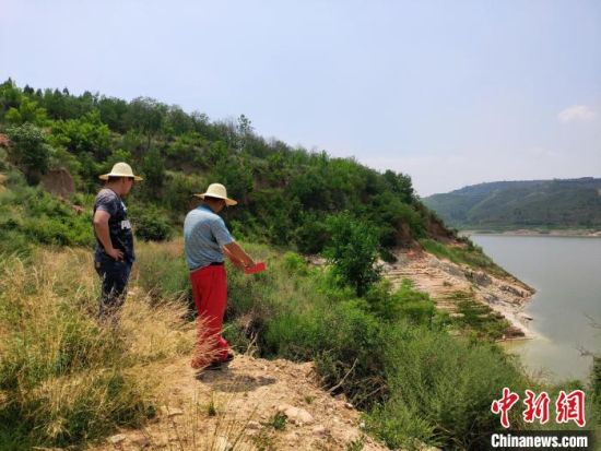 　地质工作者在南乡村调研地质遗迹。(资料图) 刘运涛 摄