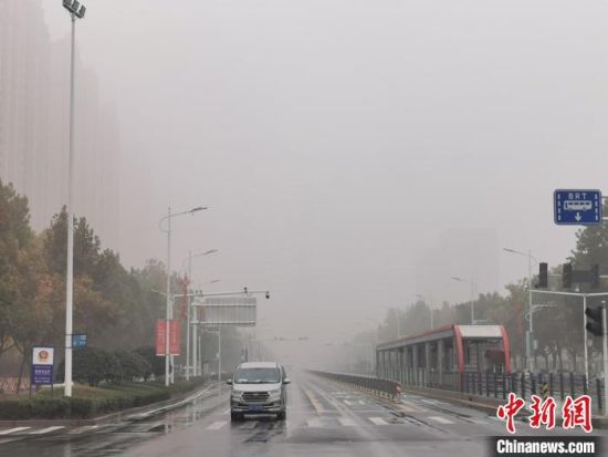 11月10日，郑州市区出现大雾天气。　韩章云 摄