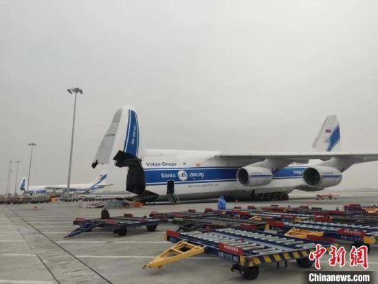图为停在郑州机场的货机。　郑州机场供图