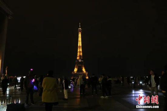 图片图为埃菲尔铁塔提前熄灯，响应“象征性节能措施”。图片来源：视觉中国