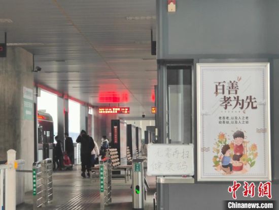 　图为郑州一公交站入口摆放着“无需扫健康码”的标识。　杨大勇 摄