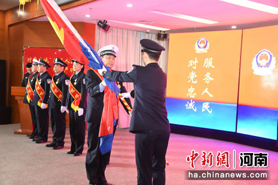 1月10日，河南省�L垣市公安局�e行警旗升旗�x式。�蠲� �z