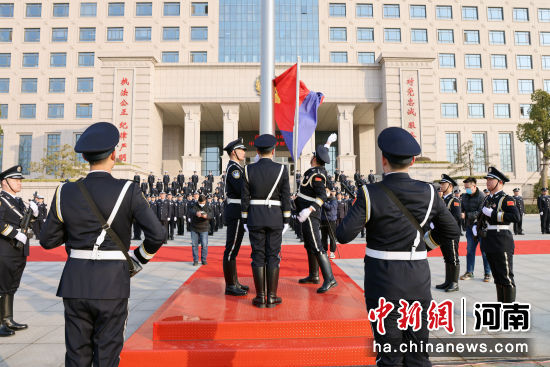 1月10日，河南省周口市公安局�e行警旗升旗�x式。 任富�� �z