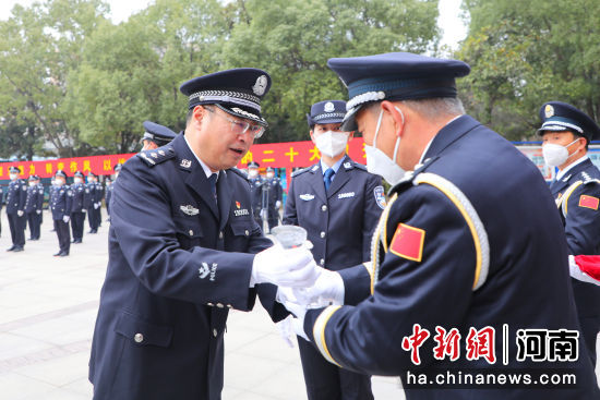 1月10日，河南省南�市公安局�橥诵菝窬��C授光�s退休�o念杯。 王��