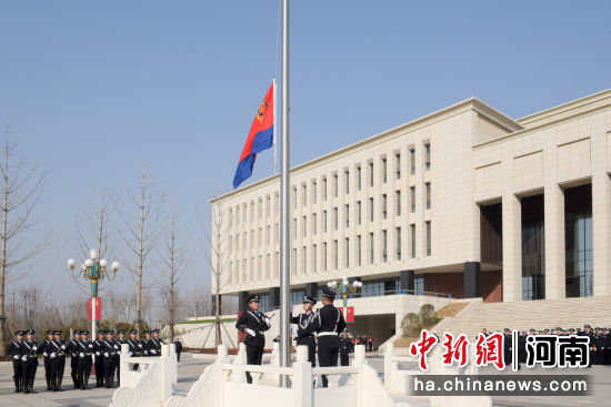 1月10日，河南省�_封市公安局�e行警旗升旗�x式。 �_封市公安局 