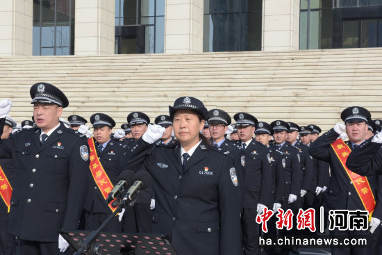 1月10日，河南省�_封市公安局�e行警旗升旗�x式。 �_封市公安局供�D