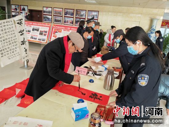 1月10日，河南省�平�h���f在��h公安局�x��春�，把��獾男麓鹤８Ｋ徒o人民警察，以此�c祝中��人民警察�。 �Z��z (2)