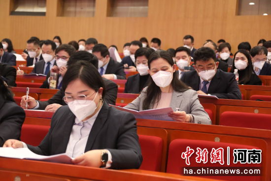 1月13日上午，河南省政协十三届一次会议在郑州开幕。图为委员们正在听取报告 阚力 摄