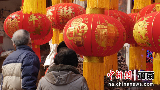 河南濮阳县街头，群众上街采购新年用品。赵瑞雪 摄