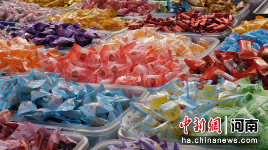 　河南濮阳县街头，各式糖果供市民选购。孙亚伟 摄