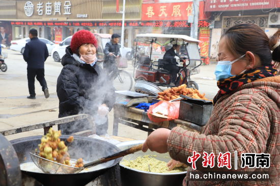 河南范县，集市上的炸丸子深受欢迎。冯丽苹 摄