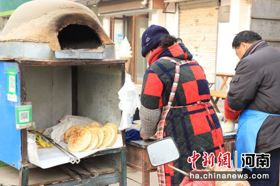 河南范县，传统烤烧饼。冯丽苹 摄