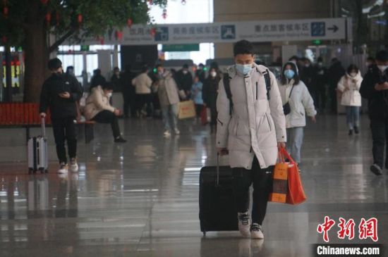 　一位旅客拖着行李在郑州东站候车大厅行走。　韩章云 摄