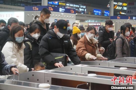 旅客在郑州东站刷身份证进入检票口。　韩章云 摄