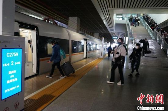　旅客在郑州东站搭乘城际列车。　韩章云 摄