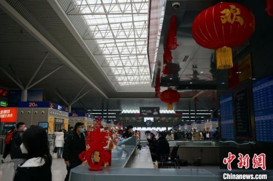 　郑州东站服务台挂上喜庆的灯笼，年味十足。　韩章云 摄