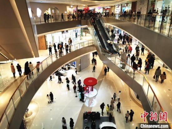 春节假期郑州一商场迎来不少消费者。　韩章云 摄