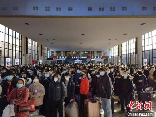 1月27日，旅客在郑州火车站候车室候车。　许伟 摄
