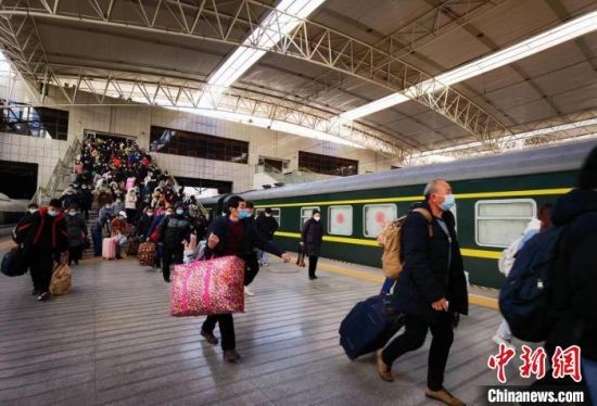 1月27日，旅客在郑州火车站搭乘火车。　许伟 摄
