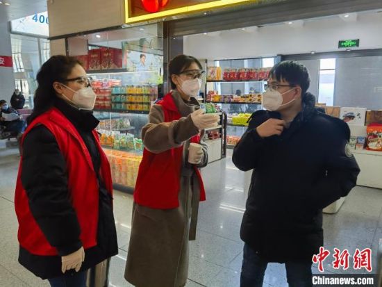 　1月27日，新乡东站志愿者为旅客提供引导服务。　常昊 摄