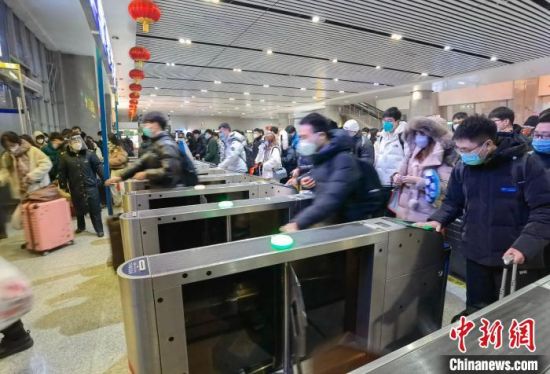 1月27日，旅客在新乡东站过检票闸机。　常昊 摄