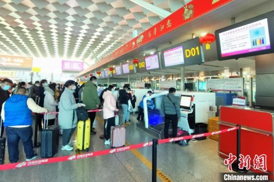 图为在办理出行业务的旅客。　郑州机场供图