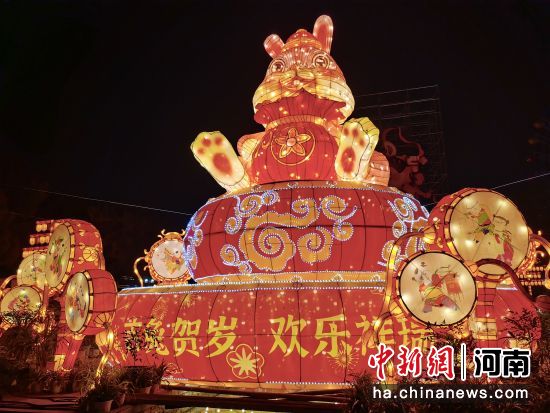 洛阳王城公园里的大型花灯。张晶晶 摄