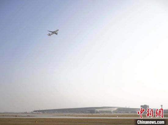 　图为从郑州机场起飞的一架客机。(资料图) 李超庆 摄