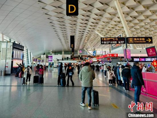 图为机场内往来的乘客。　河南机场集团 摄