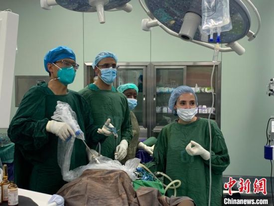 中国援赞比亚第23批医疗队开展手术。(资料图) 河南省卫健委供图