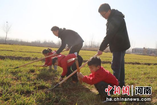 　2月21日，河南范县，小朋友与老师、家长一起走进田间感受劳动之美。 张雯博 摄
