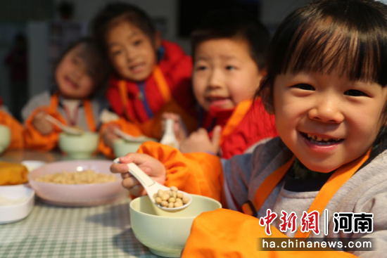 2月21日，范县第一幼儿园生活馆小朋友们一起吃炒豆。“二月二”吃炒豆也是范县相传已久的习俗，传说“金豆开花”，龙王升天，兴云布雨，以示吉祥。 张雯博 摄