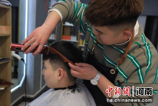 2月21日，在范县新区的理发馆里，理发师为小朋友们“剪龙头” 冯丽苹 摄