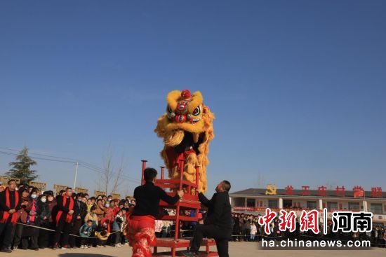 2月21日，在范县龙王庄镇龙王庄村，群众观看非物质文化传承人龙狮表演。 冯丽苹 摄