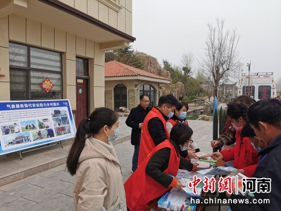 河南气象科技工作者走进农村开展气象科普宣传。韩章云 摄