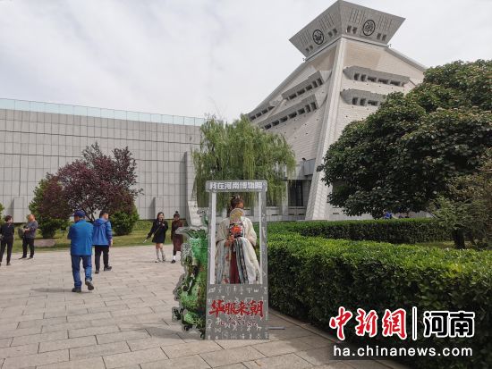 河南博物院“华服来潮”汉服文化节活动吸引观众参与。韩章云 摄