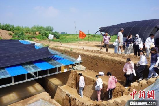 研学学员进入河南安阳洹北商城一处考古发掘现场。韩章云摄