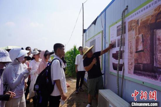 考古工作者向学员们介绍洹北商城的考古成果。韩章云摄