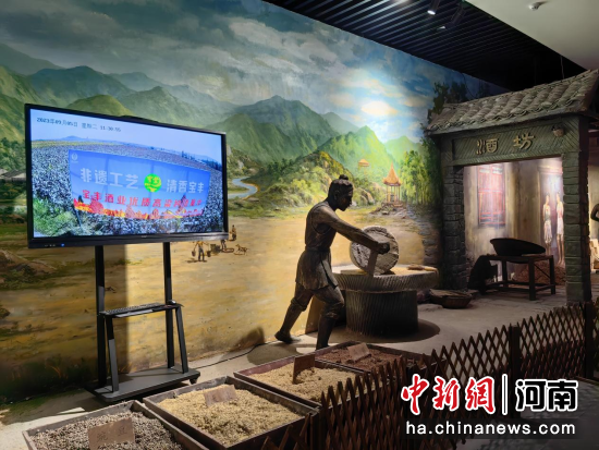 　图为宝丰酒文化博物馆展厅展示的酿酒场景。中新网记者 刘鹏 摄