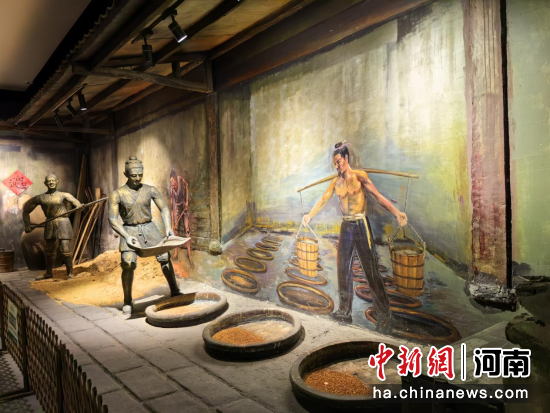 图为宝丰酒文化博物馆展厅展示的酿酒场景。中新网记者 刘鹏 摄