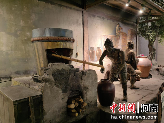 图为宝丰酒文化博物馆展厅展示的酿酒场景。中新网记者 刘鹏 摄